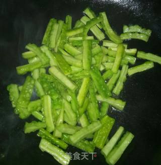 黄金苦瓜条的做法步骤：2