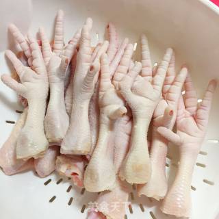 卤鸡爪的做法步骤：1
