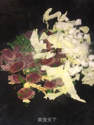 腊肠娃娃菜蛋炒饭的做法步骤：5