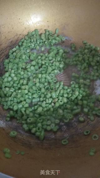 豆角炒饭的做法步骤：2