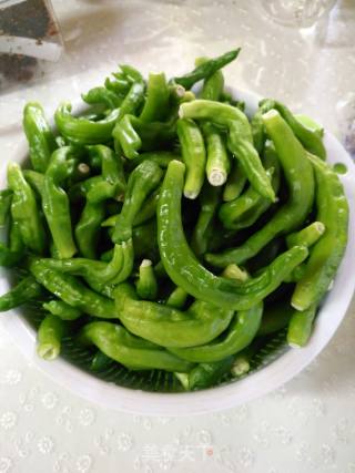 油焖青（菇娘）辣椒的做法步骤：1