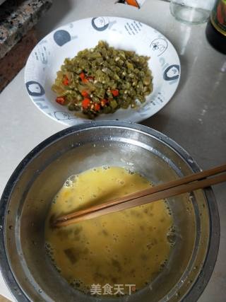 酸豆角炒鸡蛋的做法步骤：2