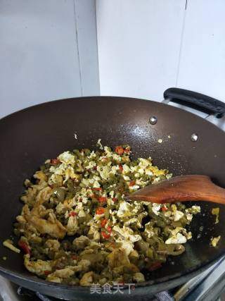 酸豆角炒鸡蛋的做法步骤：4