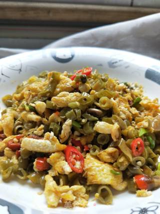 酸豆角炒鸡蛋的做法步骤：6