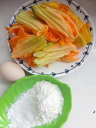 酥炸南瓜花的做法步骤：1