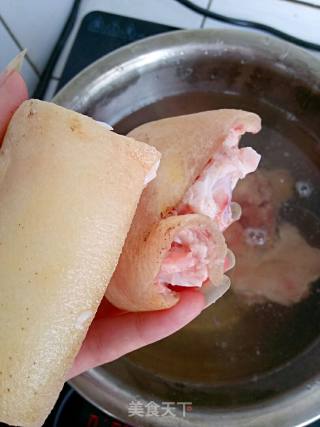 猪蹄莲藕汤的做法步骤：3