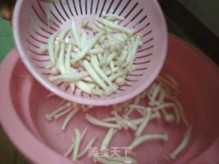 白玉菇炒秋茄的做法步骤：3