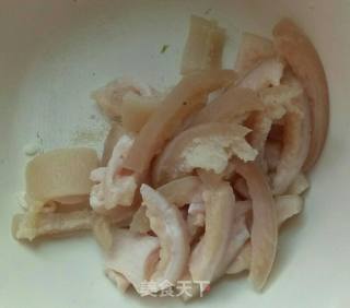 青椒西红柿玉米粒炒肉皮的做法步骤：2