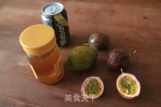 【小森妈妈菜谱】百香果蜂蜜苏打水的做法步骤：1