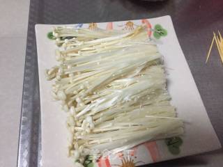 五花肉金针菇卷的做法步骤：2
