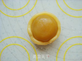 广式莲蓉蛋黄月饼的做法步骤：12