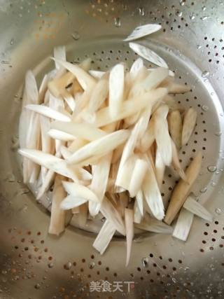 五花肉煸藕尖的做法步骤：1