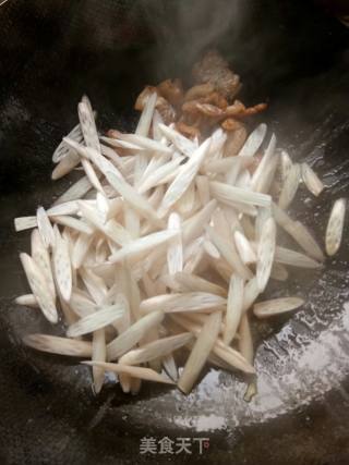 五花肉煸藕尖的做法步骤：5