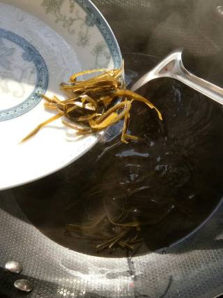 香辣海带丝拌皮蛋豆腐的做法步骤：3