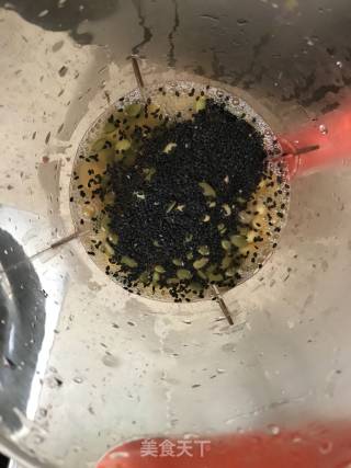 香甜黑芝麻豆浆的做法步骤：4
