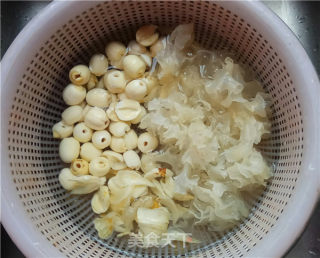 紫薯莲子银耳羹的做法步骤：2
