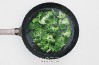 蒜蓉西蓝花的做法步骤：1