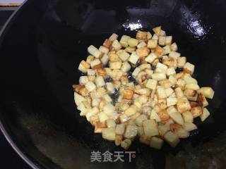 炒鸡腿肉的做法步骤：2