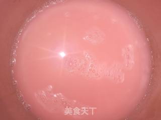 草莓味布丁火龙果杯的做法步骤：2