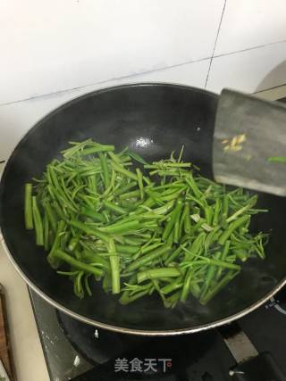 红椒炒空心菜的做法步骤：3