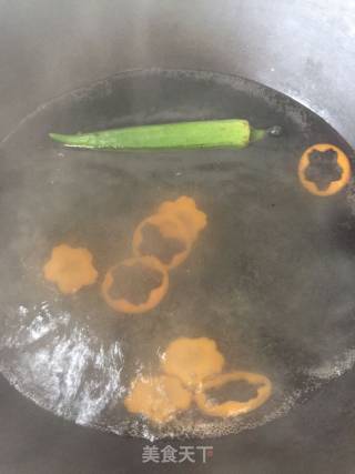 蔬菜蒸鲈鱼的做法步骤：1