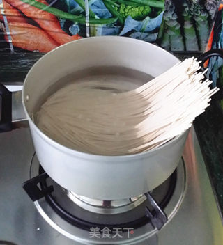 老坛酸菜牛肉酱拌面的做法步骤：2