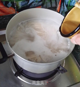 老坛酸菜牛肉酱拌面的做法步骤：3