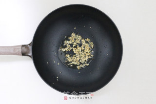 避风塘炒中虾的做法步骤：1