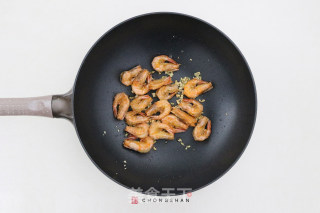 避风塘炒中虾的做法步骤：2