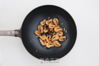 避风塘炒中虾的做法步骤：3