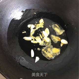 翡翠木耳爆鱿鱼的做法步骤：5