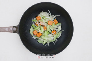 勃艮第红酒罗勒炖牛肉的做法步骤：1
