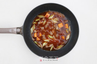 勃艮第红酒罗勒炖牛肉的做法步骤：3