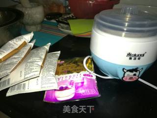 拉丝酸奶（蔓越莓+蓝莓果酱）的做法步骤：1