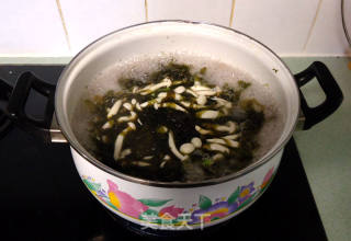 紫菜芦芛白玉菇汤的做法步骤：7