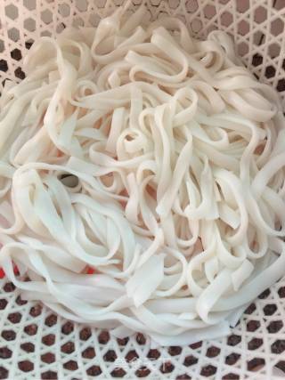 鸡蛋辣椒炒河粉的做法步骤：1