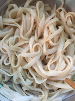 鸡蛋辣椒炒河粉的做法步骤：2