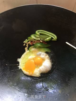 鸡蛋辣椒炒河粉的做法步骤：3