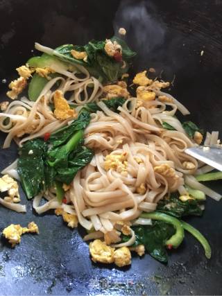鸡蛋辣椒炒河粉的做法步骤：5