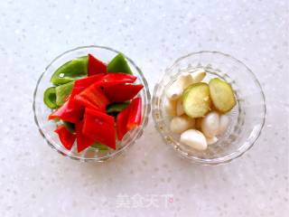 蒜焖鸡块的做法步骤：2