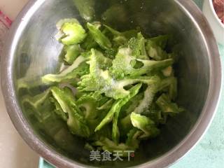 苦瓜炒香肠的做法步骤：5