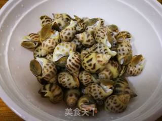辣酒煮花螺的做法步骤：2