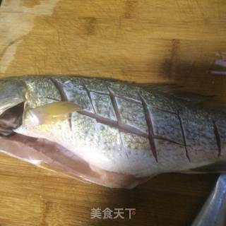 清蒸鲈鱼的做法步骤：1