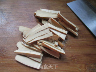 红椒韭菜芽炒鸡蛋干的做法步骤：2