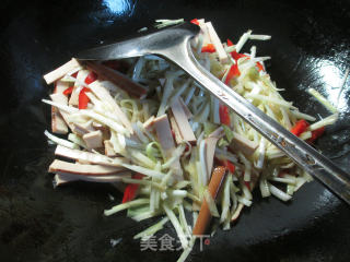 红椒韭菜芽炒鸡蛋干的做法步骤：4