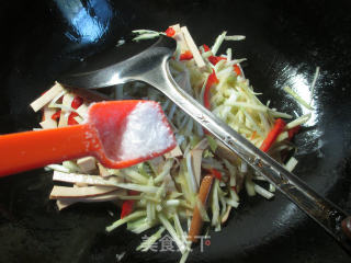 红椒韭菜芽炒鸡蛋干的做法步骤：6