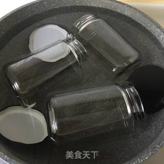 自制黄桃水果罐头的做法步骤：1