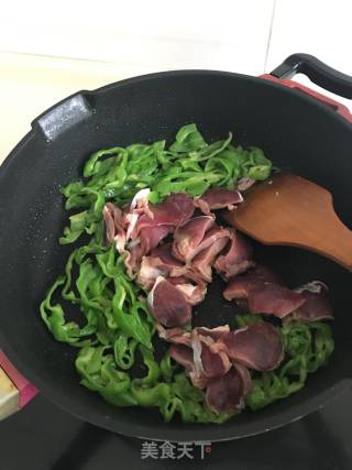 青椒鸭杂的做法步骤：3
