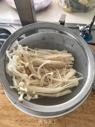 酸汤肥牛的做法步骤：1