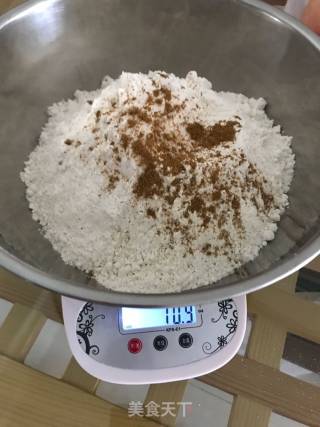 酥脆五香麻花的做法步骤：2